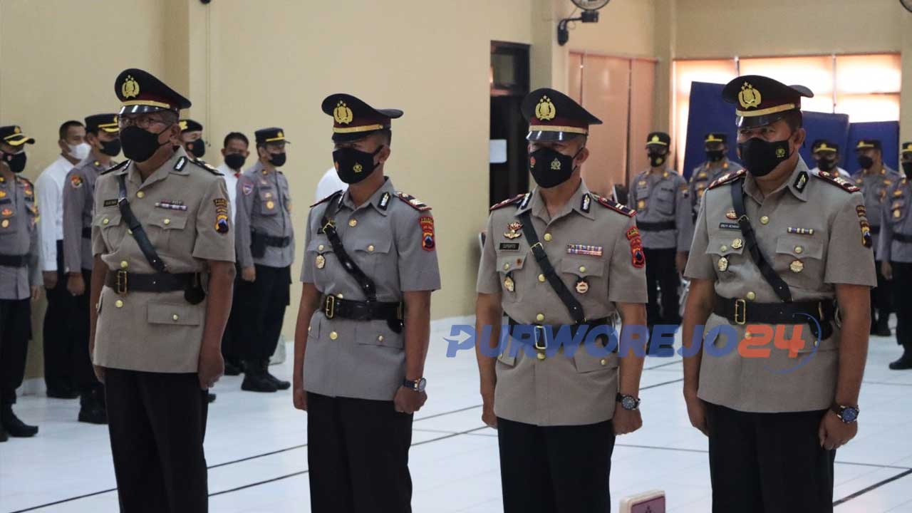 Upacara serah terima jabatan Kasat Intelkam, Kapolsek Bener dan Kasubbagdalops Polres Purworejo, di Auditorium Polres Purworejo, Selasa 12 April 2022.