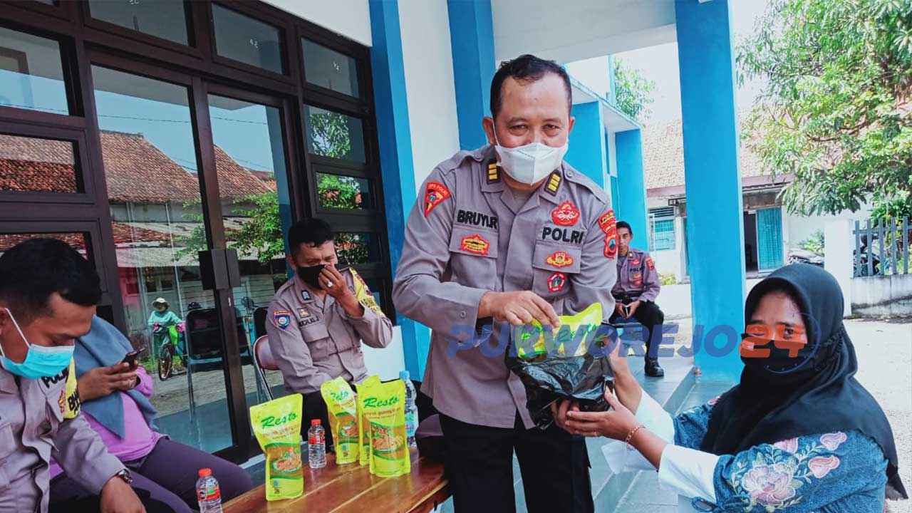 Vaksinasi Presisi Polri, menyediakan Minyak goreng murah bagi warga peserta vaksinasi