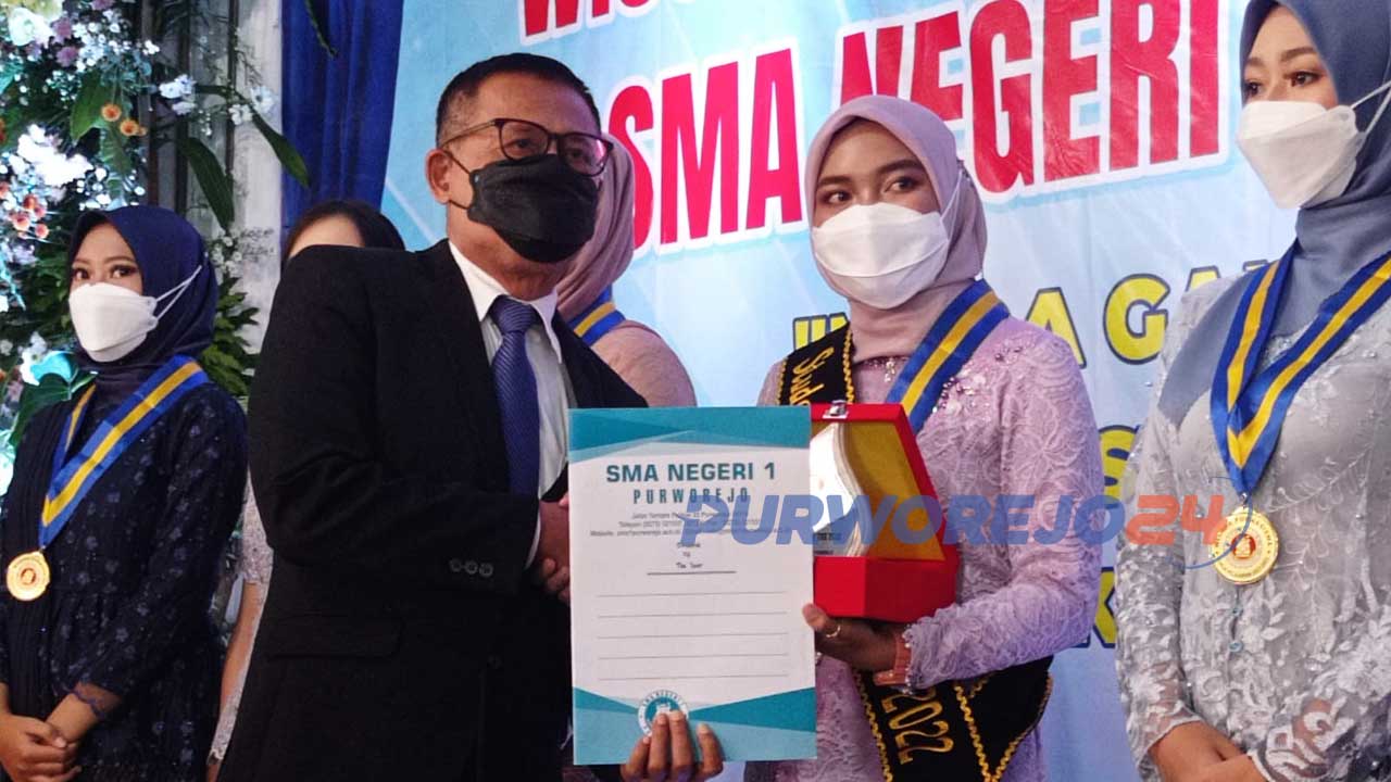 Ketua Paguyuban Muda Ganesha (MG) Drs Dwi Wahyu Atmaji memberi ucapan selamat kepada siswa berprestasi