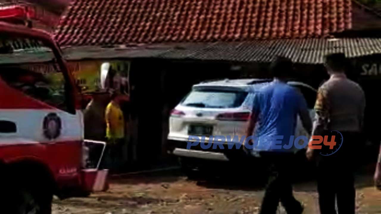 Mobil pemudik tabrak Ruko di Bayan Purworejo