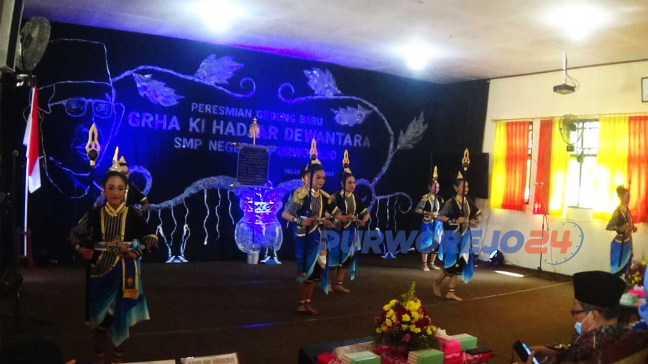 Peresmian gedung baru SMPN 8 Purworejo yang diberi nama Graha Ki Hajar Dewantara