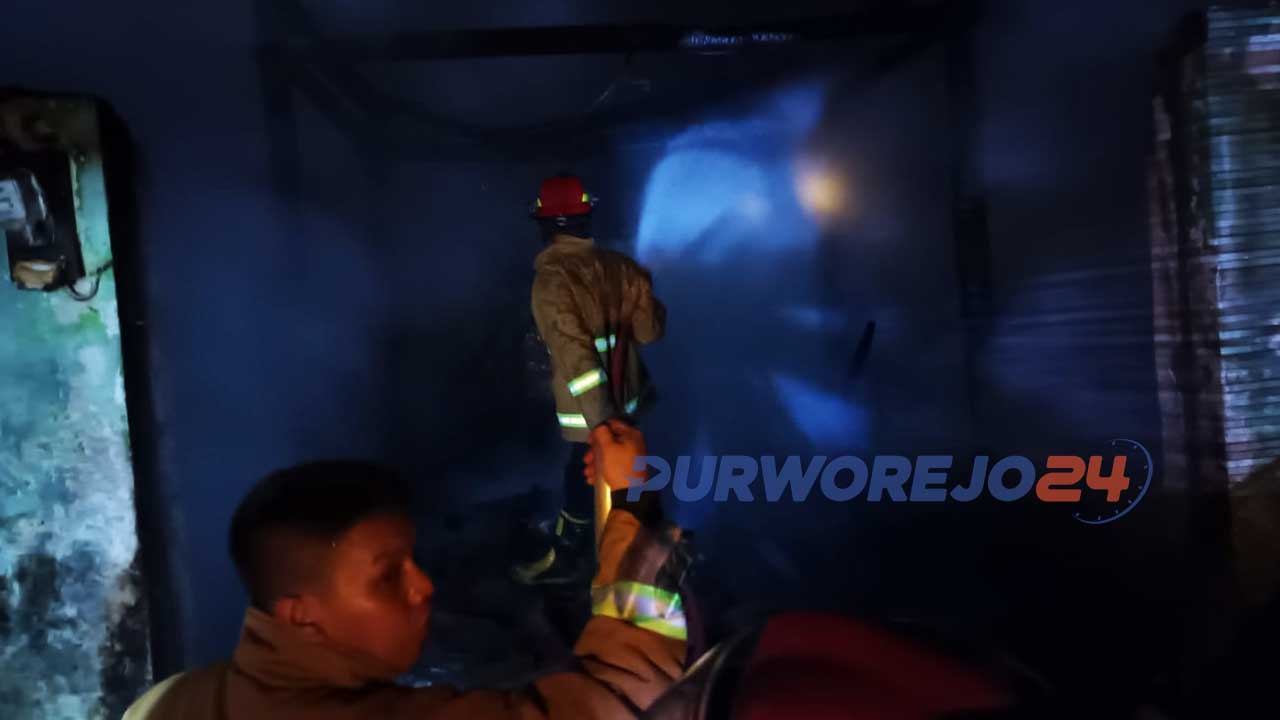 Petugas memadamkan kebakaran di rumah milik warga Desa Jenar Wetan Kecamatan Purwodadi, Purworejo, Jawa Tengah