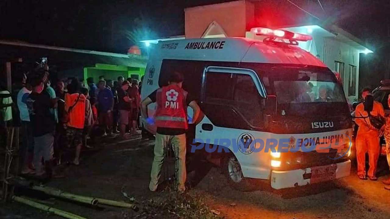 Petugas mengevakuasi korban tenggelam di sungai Bogowonto