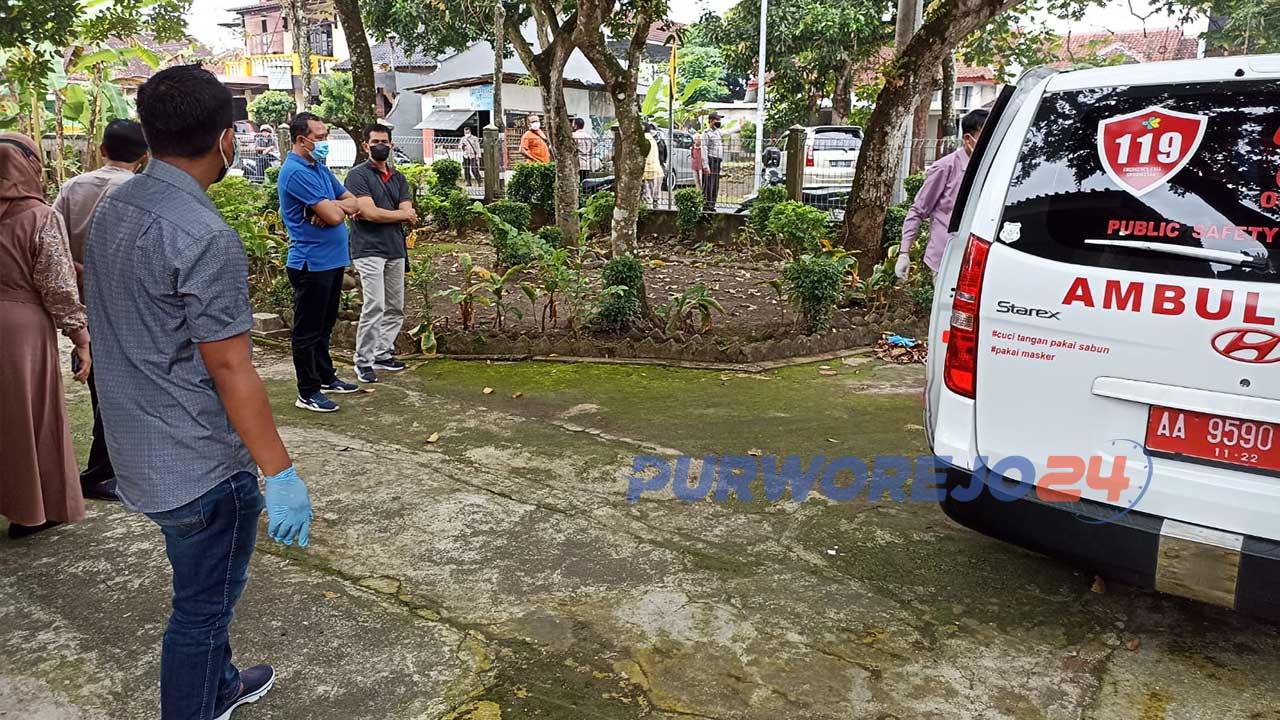 Petugas mengevakuasi warga yang ditemukan tewas di Kelurahan Pangenjurutengah