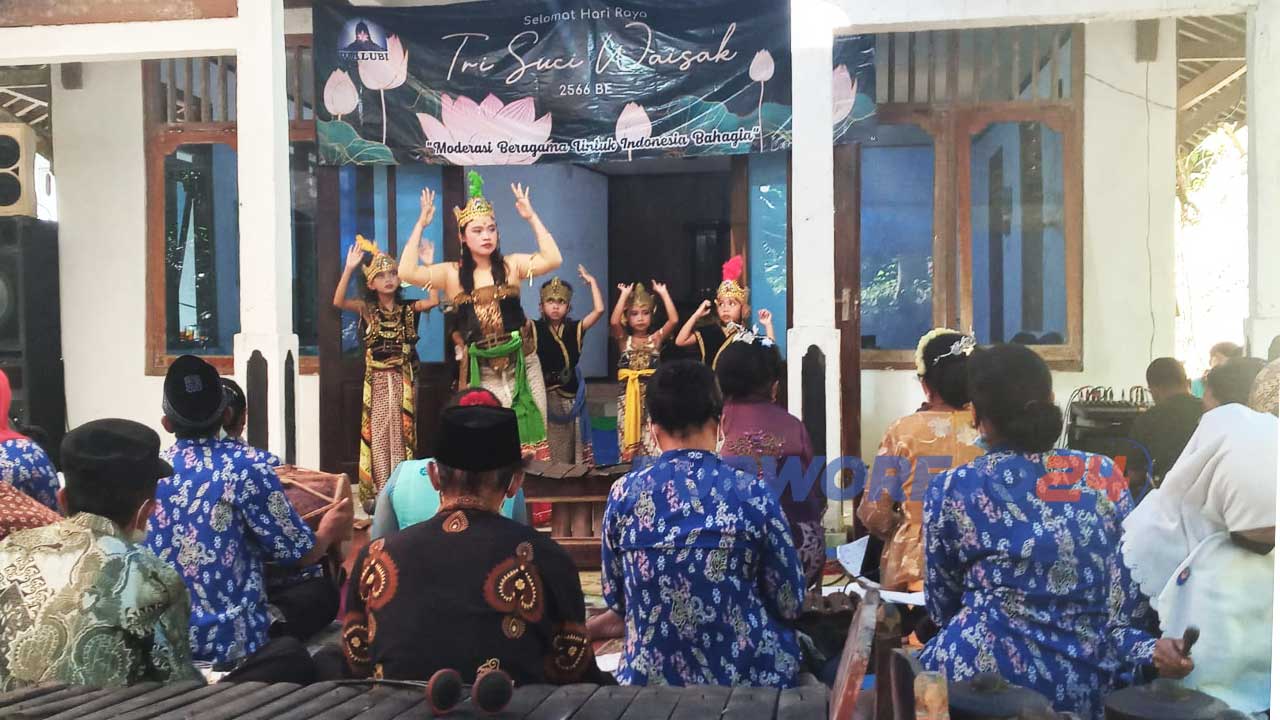 Perayaan Waisak tahun 2022/2566 BE di Vihara Vimalkirti Setoyo dan Vihara Vimalakirti Ngargo, Desa Hargorojo, Kecamatan Bagelen, Kabupaten Purworejo