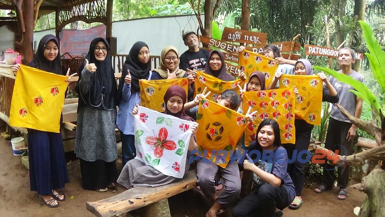 Sejumlah warga remaja dan anak- anak di Desa Pandanrejo, Kecamatan Kaligesing, Purworejo, Jawa Tengah, mengikuti kegiatan pelatihan membatik di Balai Patunggon Krapyak RT 01 RW 02 Blok Setedun, Dusun Klepuh Desa Pandanrejo.