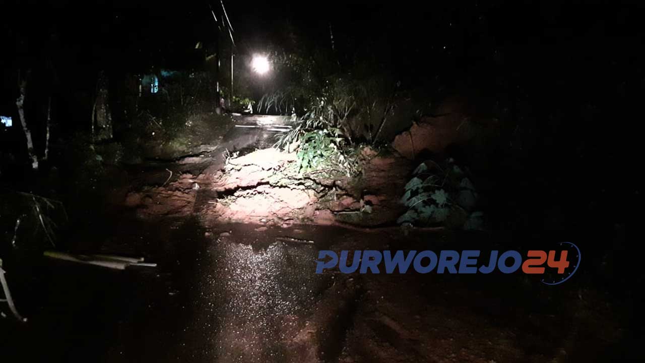 Tanah longsor di jalan Desa Ngaran, Kecamatan Kaligesing, Purworejo