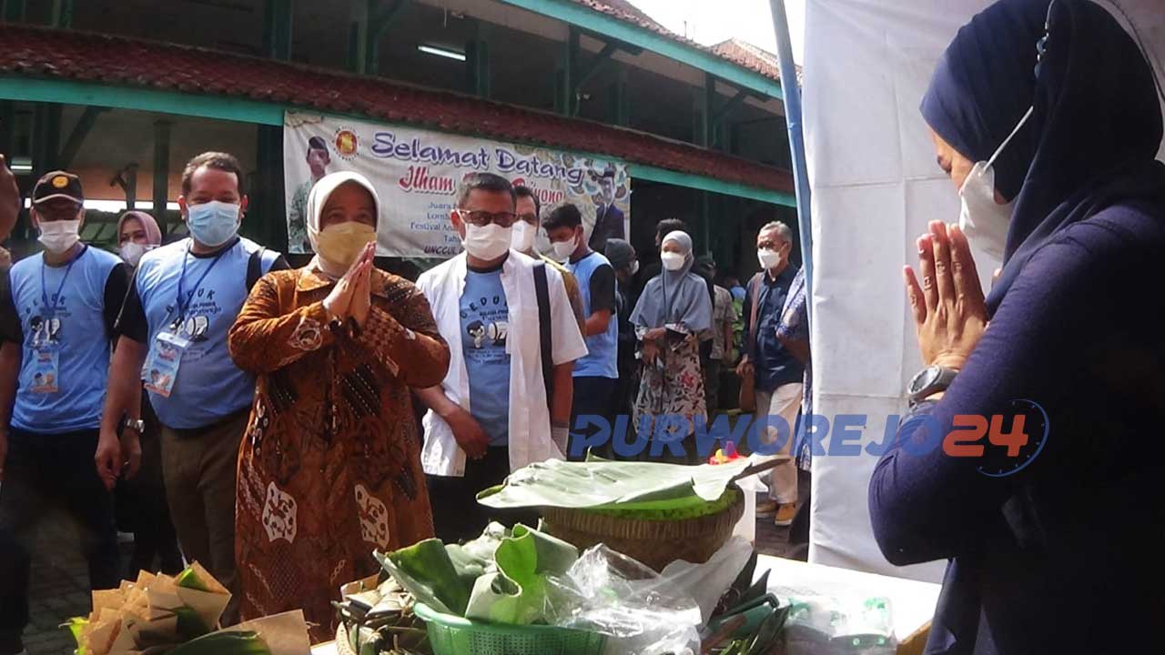 Wakil Bupati Yuli Hastuti dan Ketua Panitia Beduk Purworejo meninjau lokasi pameran UMKM Beduk Purworejo