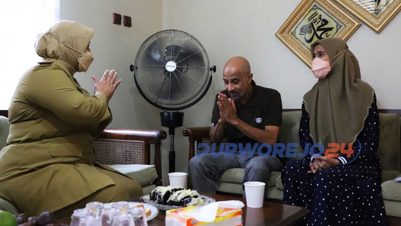 Wakil bupati Purworejo Yuli Hastuti mengunjungi keluarga Aiman Ali Syakban, remaja yang tenggelam di Sungai Bogowonto