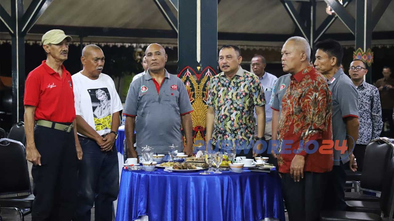 Acara Ramah-tamah BUpati Purworjeo dan tokoh-tokoh sepakbola Purworejo dengan pemain legenda Tim Nasional Indonesia era tahun 80-an di Pendopo Bupati Purworejo