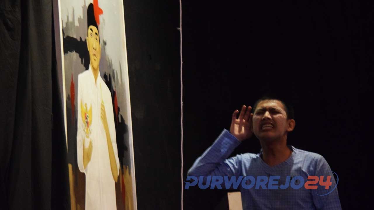 Achmad Fajar Chalik (Komunitas Teater Purworejo) KTP) mementaskan monolog berjudul Bisikan Bung Besar