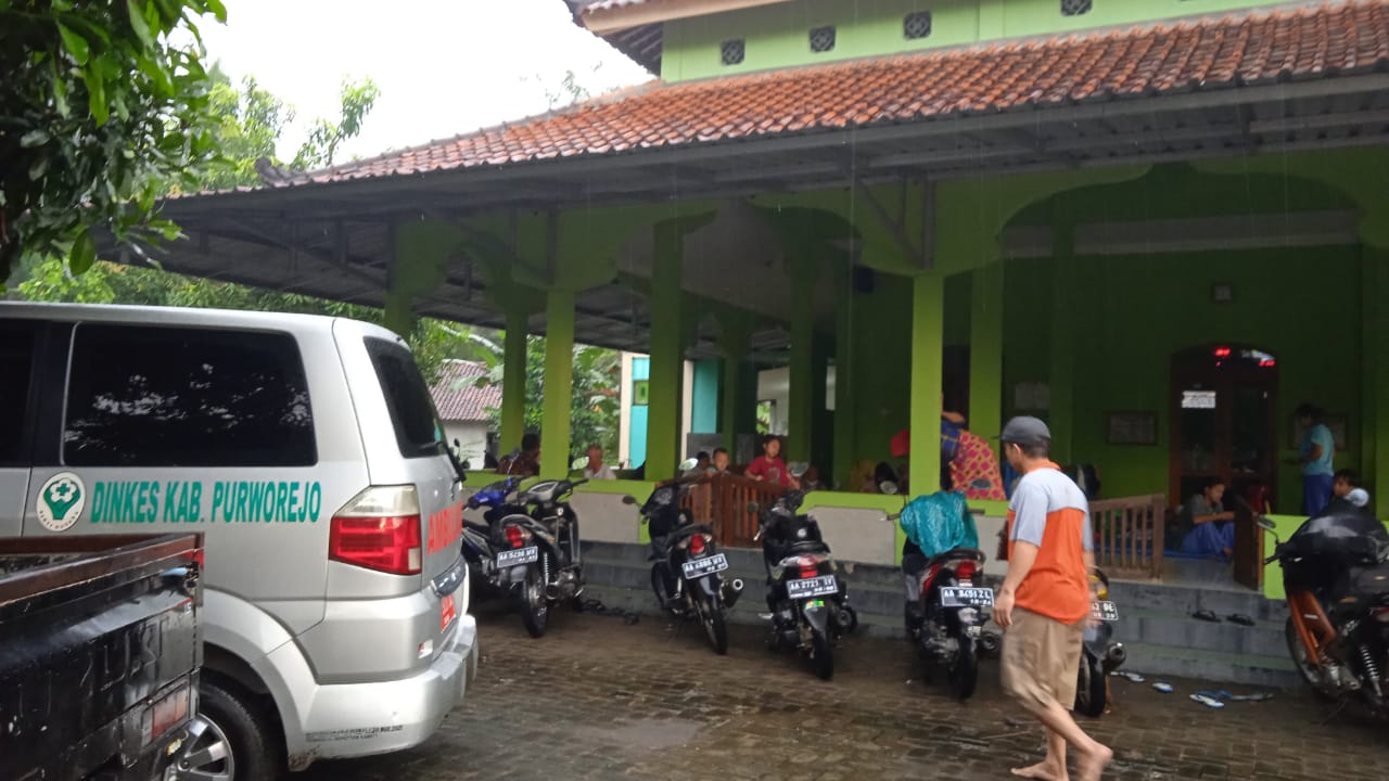 Warga mengungsi di Masjid Bojong, Bagelen