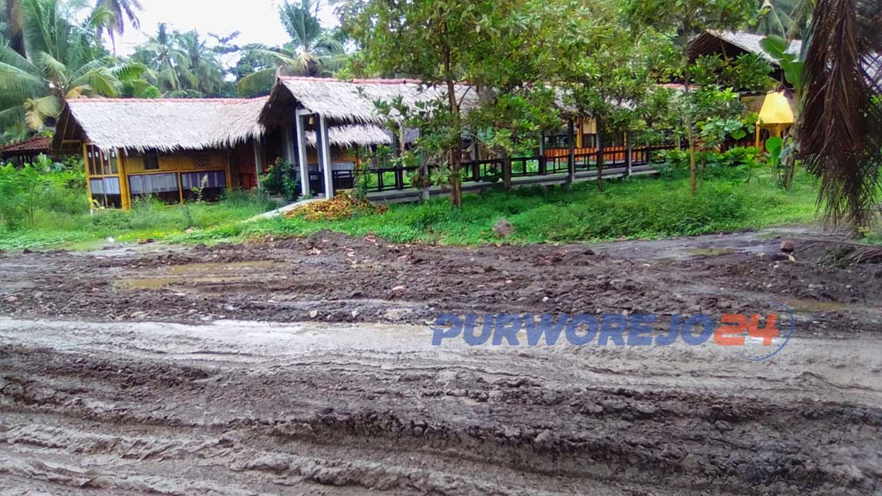 Jaan rusak di depan pembangunan rumah makan dan penginapan