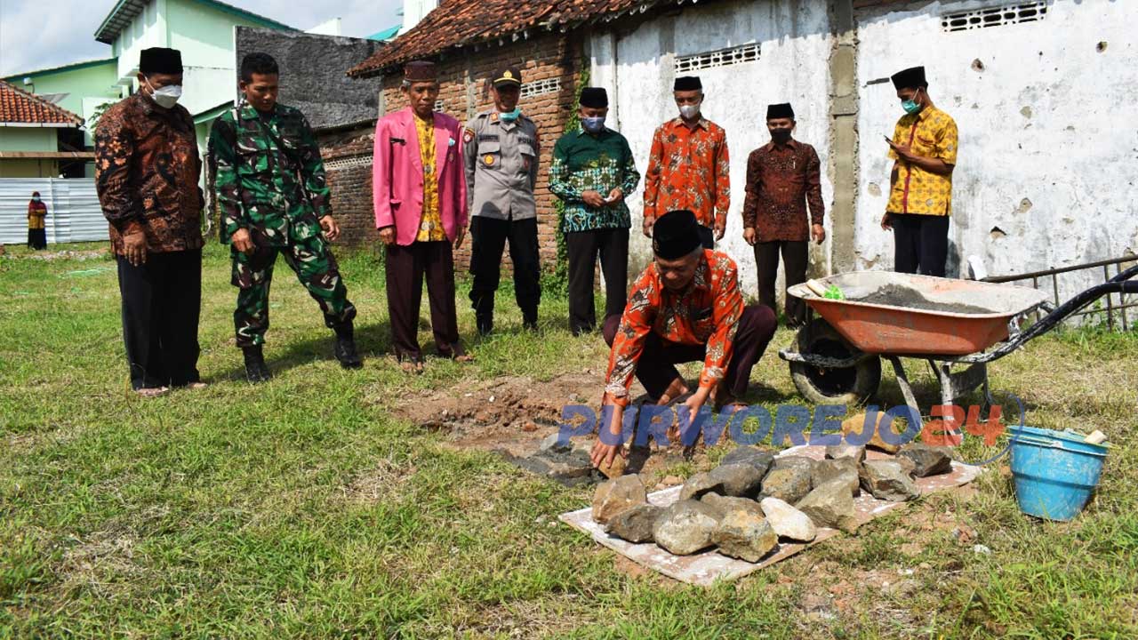 Prosesi peletakan batu pertama pembangunan gedung RS Muhammadiyah Kutoarjo dilakukan oleh PDM Purworejo bersama sejumlah tokoh masyarakat