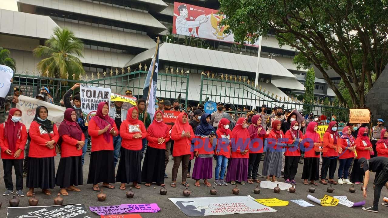 Puluhan warga Desa Wadas Kecamatan Bener Kabupaten Purworejo kembali melakukan aksi unjuk rasa di depan kantor gubernur Jawa Tenga