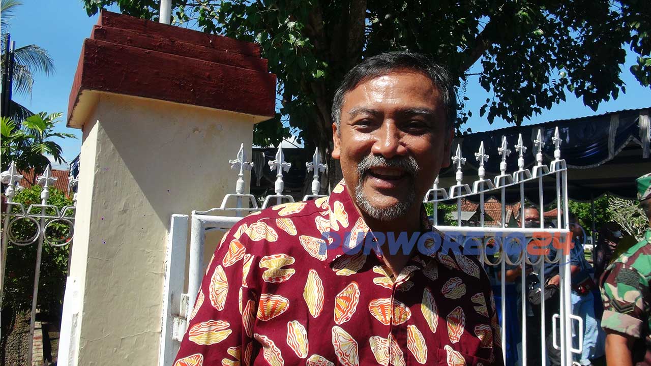 Sekretaris Majelis Tinggi Partai Demokrat, Andi Malarangeng usai ziarah di Makam Letjen Sarwo Edhie di Purworejo, Jawa Tengah