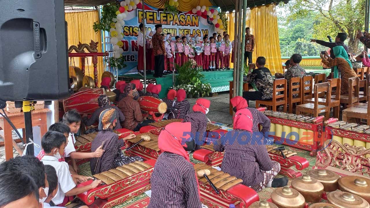 Siswa SD N Pandanrejo saat tampil dalam acara pelelasan siswa kelas 6, di halaman sekolah.