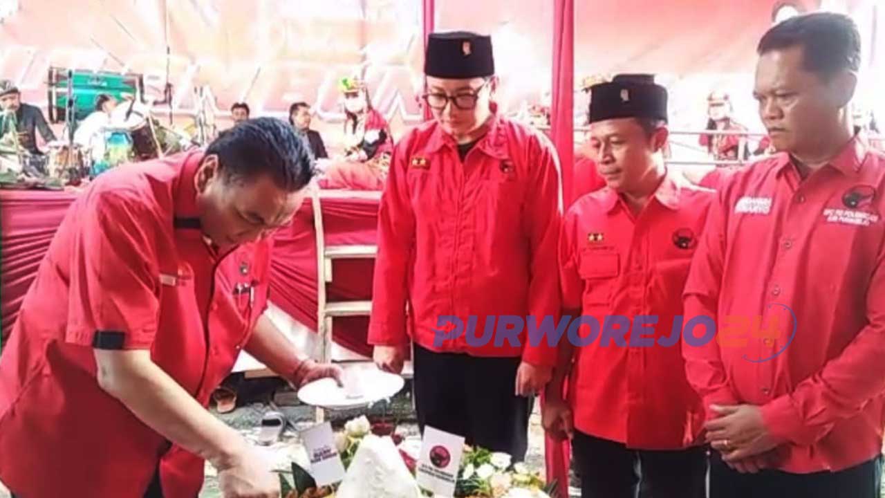 Syukuran pembukaan gedung baru PDIP Purworejo ditandai dengan pemotongan tumpeng dan pemukulan gong oleh ketua DPD PDIP Jawa Tengah, Bambang Wuryanto