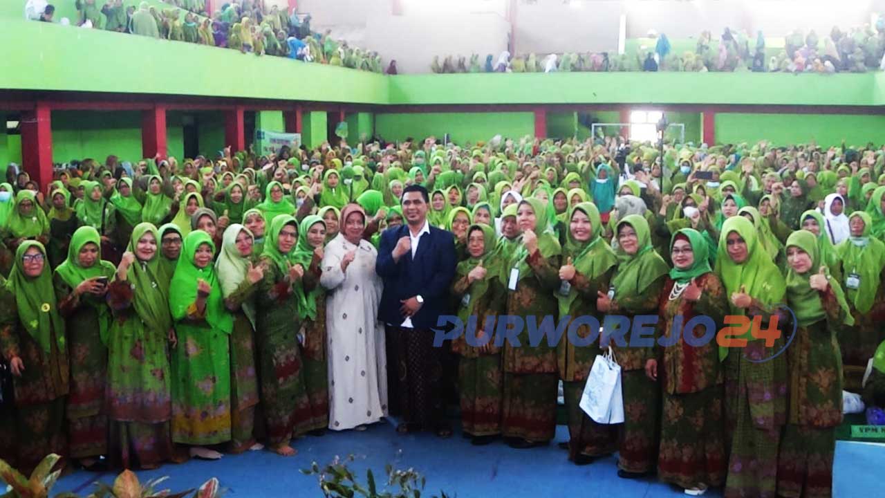 Wakil Gubernur Jawa Tengah H. Taj Yasin Maimoen berfoto bersama usai acara peringatan Harlah Muslimat NUdi GOR Sarwo Edhie Wibowo Purworejo.