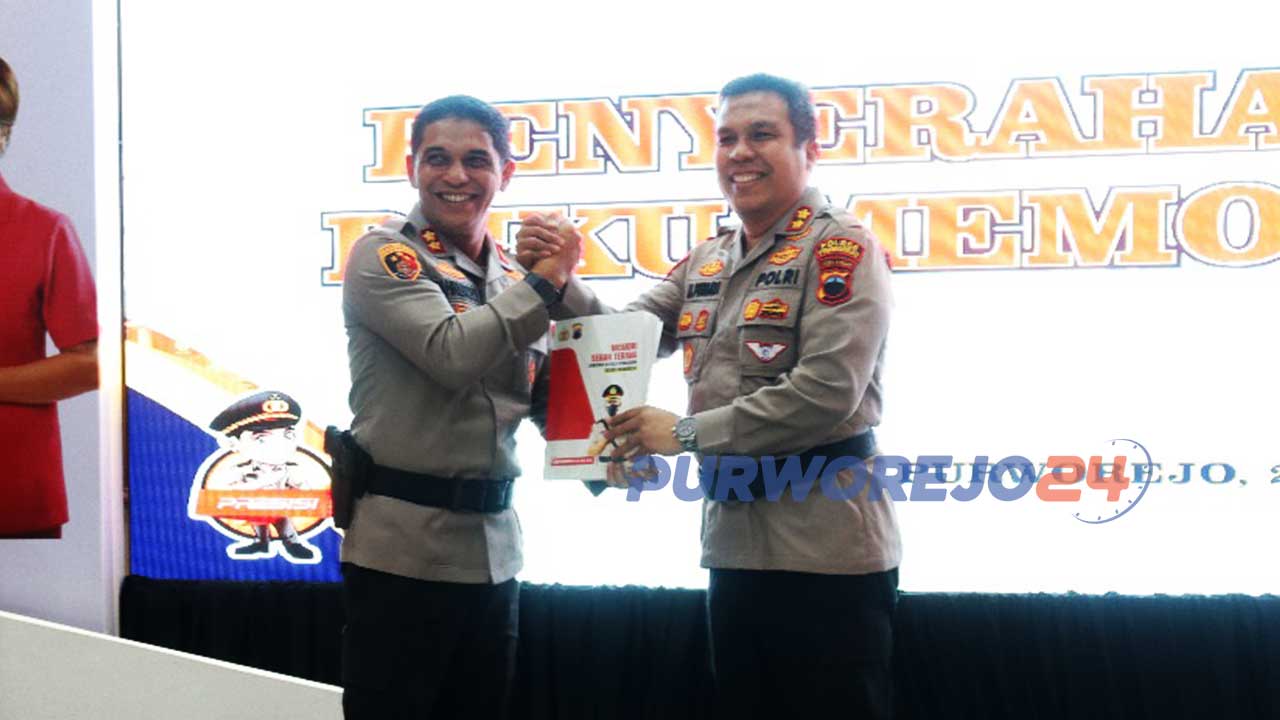 KBP Muhammad Purbaja SH. SiK. MT., (kanan) menggantikan AKBP Fahrurozi S.IK., M.H., M.M., (kiri) sebagai Kapolres Purworejo yang baru.