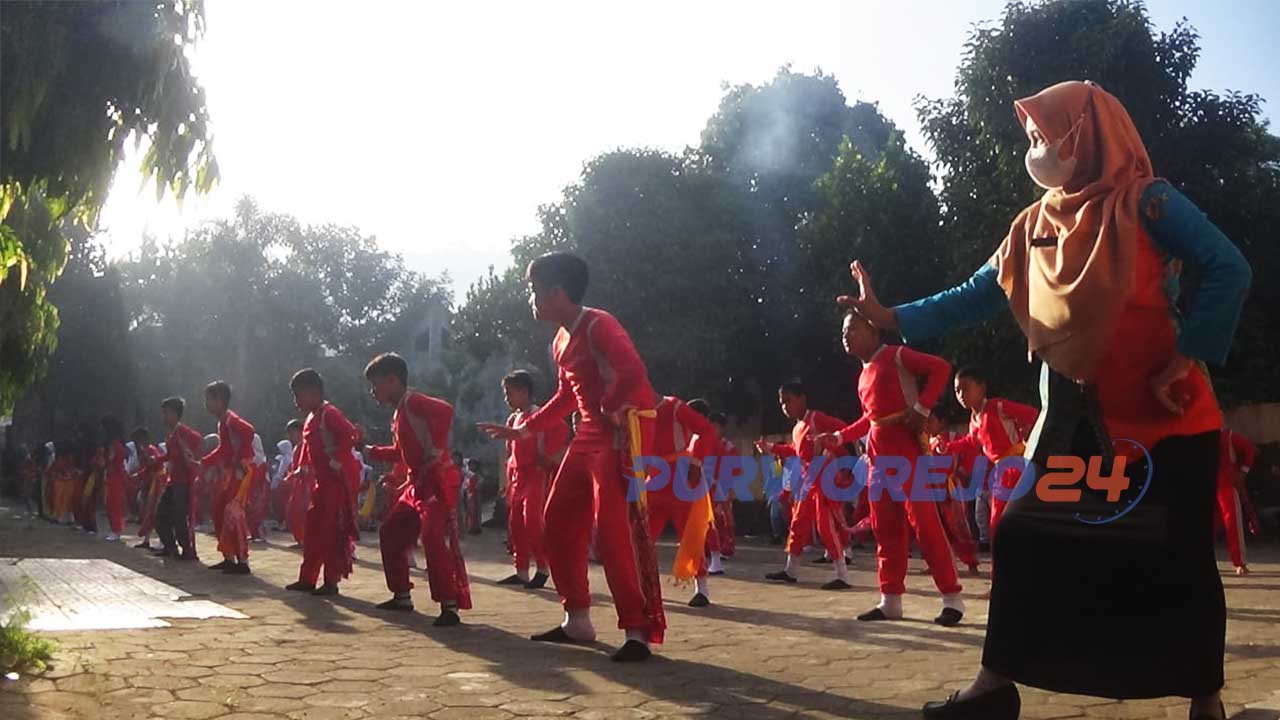 Kegiatan menari dolalak rutin di SD Negeri Kaligesing, Purworejo.