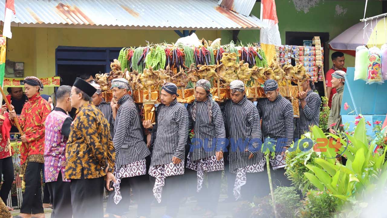 Kirab hasil bumi dalam rangka merti desa Kemranggen, Kamis 28 Juli 2022