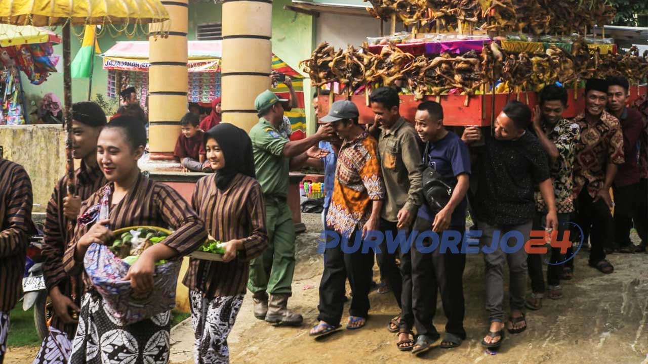 Kirab ingkung saat Merti Desa atau sedekah bumi di desa Wonosido, Pituruh.
