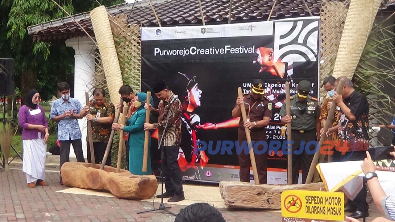 Pembukaan PCF oleh Bupati dengan ditandai pemotongan tumpeng dan pemukulan gejuk lesung yang dilakukan secara bersama-sama dengan Forkompinda dan panitia