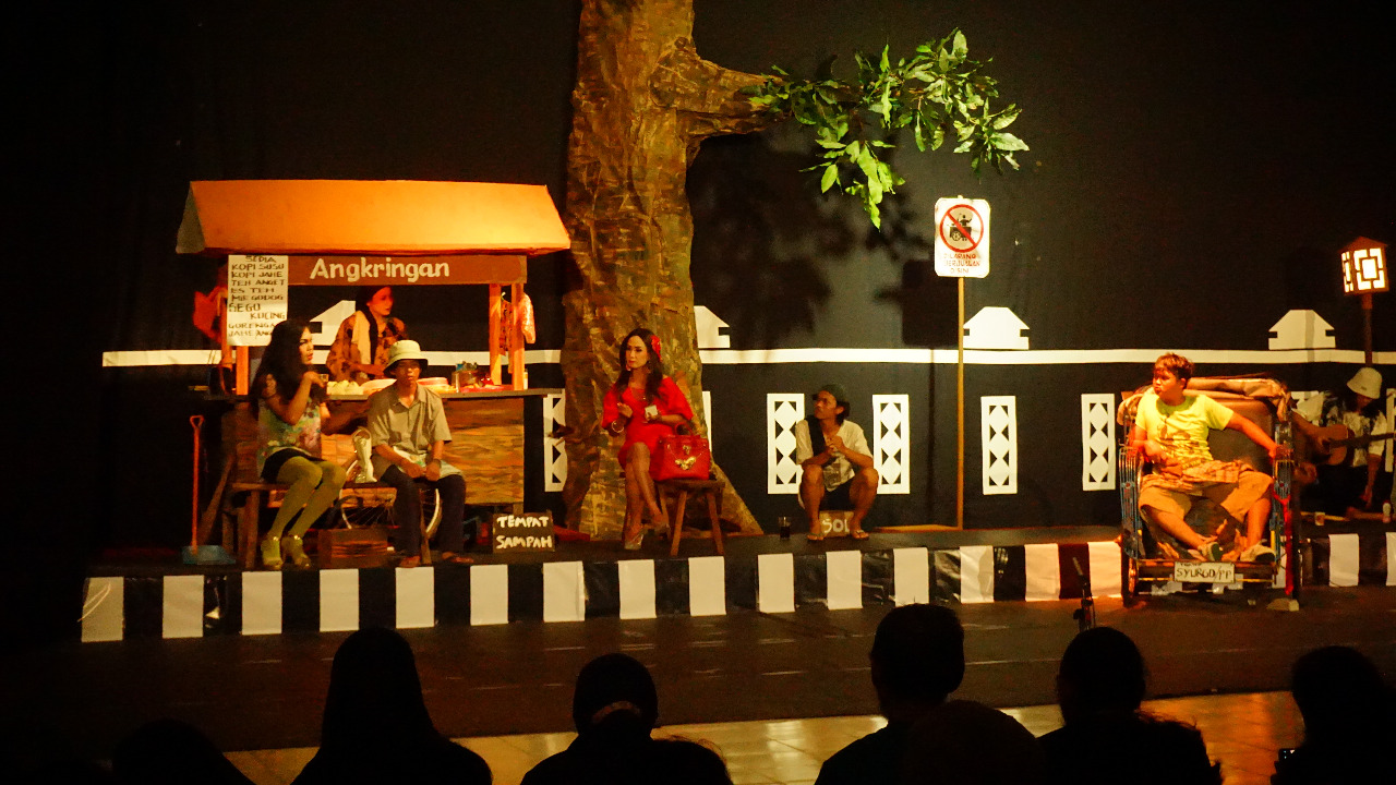 Pentas teater dengan lakon Bangjo