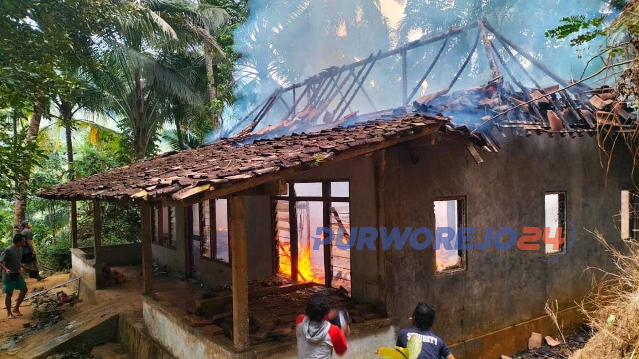 Rumah milik Eko Susanto, warga RT 1 RW 1 Desa Durensari Kecamatan Bagelen, Purworejo terbakar.