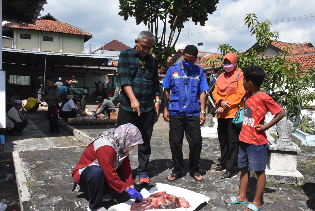 Satgas PMK Kabupaten Purworejo melakukan monitoring dan evaluasi penyembelihan hewan kurban di sejumlah masjid, RPH dan rumah pribadi