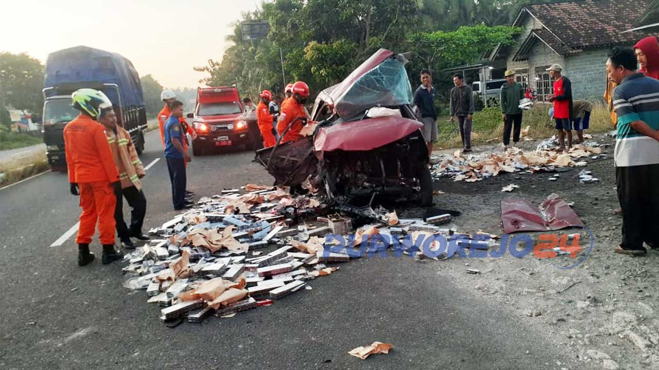 Satu mobil mengalami kecelakaan tunggal di jalan raya Daendels, Desa Geparang Kecamatan Purwodadi, Purworejo, Jawa Tengah