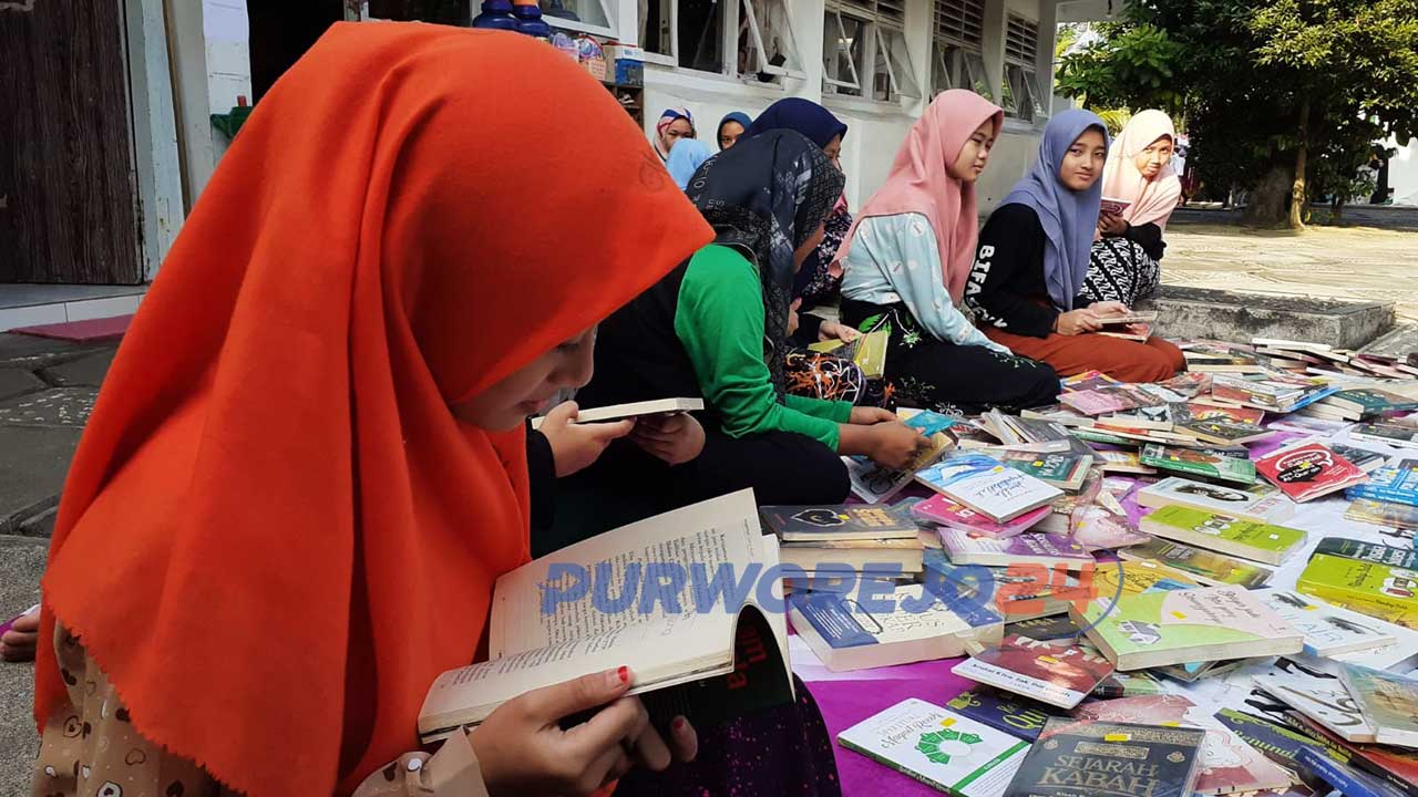 Sejumlah santri-santriwati memanfaatkan pondok baca di Pojok Pesantren An-Nawawi Berjan Purworejo