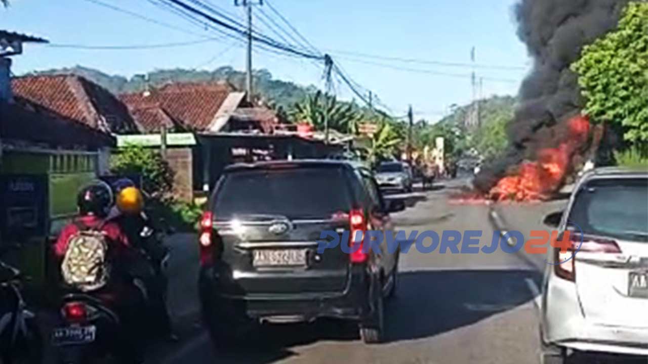 Sepeda motor ludes terbakar di jalan utama Purworejo- Magelang,