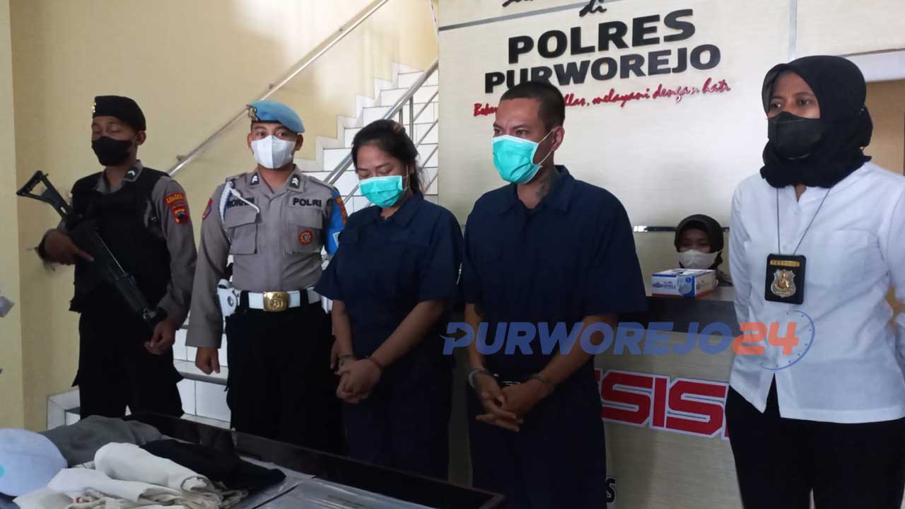 Tri Purwoko alias Cokro dan Desi Heniarti alias Lala, dua tersangka kasus penistaan agama di Kabupaten Purworejo Jawa Tengah resmi ditahan Polres Purworejo