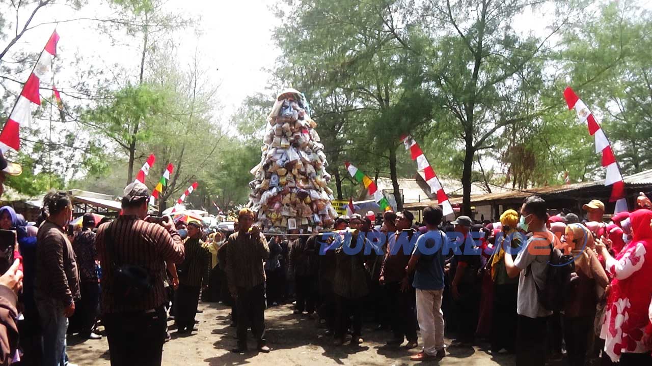 Grebeg Gunungan UMKM dalam rangka peringatan Hari Nasional UMKM tahun 2022 di pantai Jetis ikut Desa Patutrejo Kecamatan Grabag, Purworejo