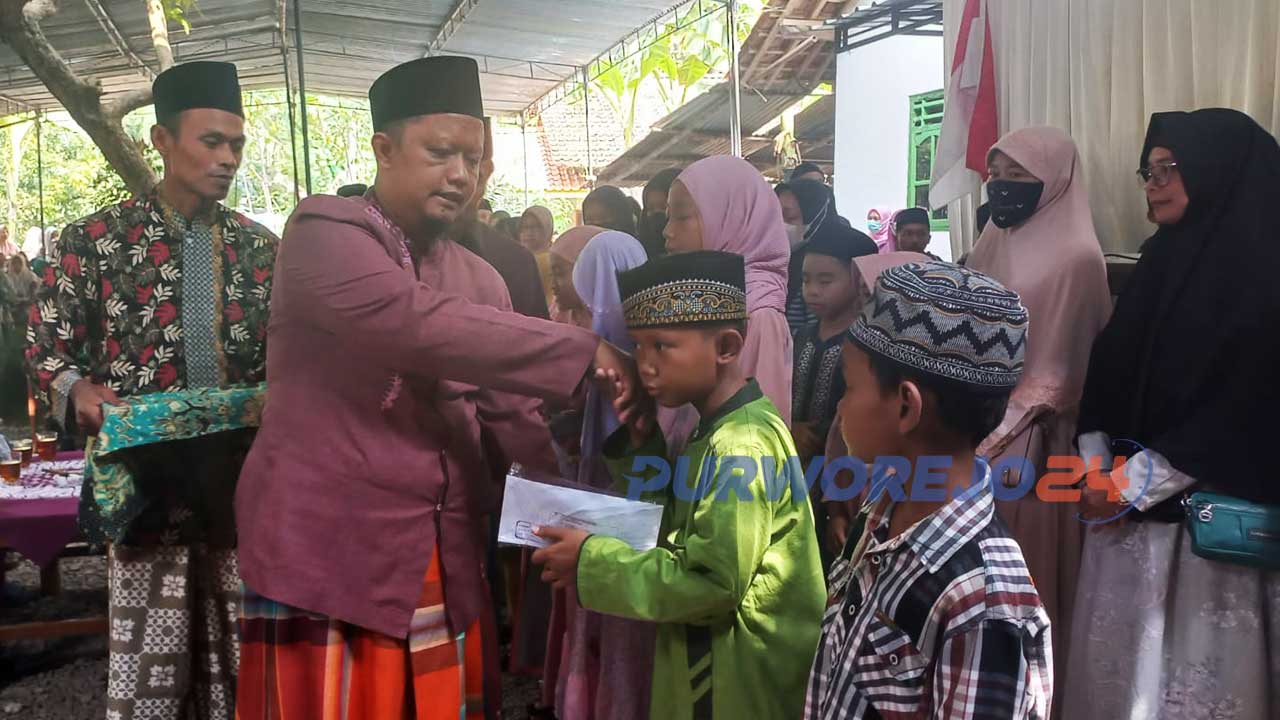 Majlis Ta'lim Miftahul Huda, Desa Kalikotes, Kecamatan Pituruh Purworejo, Jawa Tengah menyelenggarakan santunan anak yatim yang ke 26