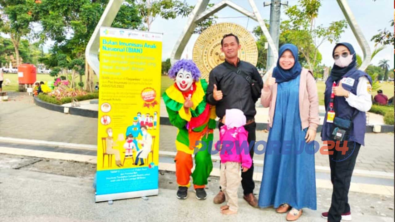 PMI Purworejo melakukan sosialisasi imunisasi Campak Rubella kepada masyarakat dengan melibatkan relawan berkostum badut