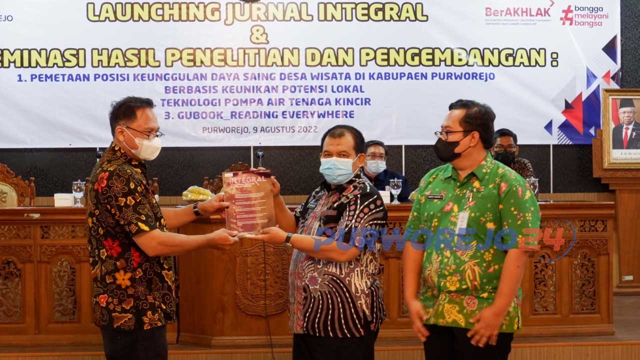 Peluncuran secara simbolis ditandai dengan penyerahan Jurnal Integral oleh Kepala Bappedalitbang, Sukmo Widi Harwanto, kepada Sekretaris Daerah Said Romadhon
