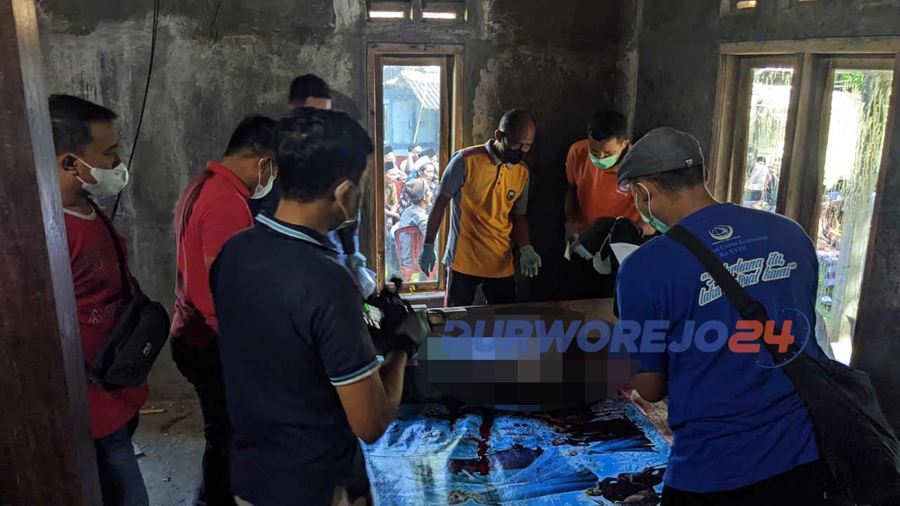 Polisi lakukan olah TKP kejadian penganiayaan yg menyebabkan korban meninggal dunia di Desa Ngaglik, Kecamatan Gebang, Purworejo