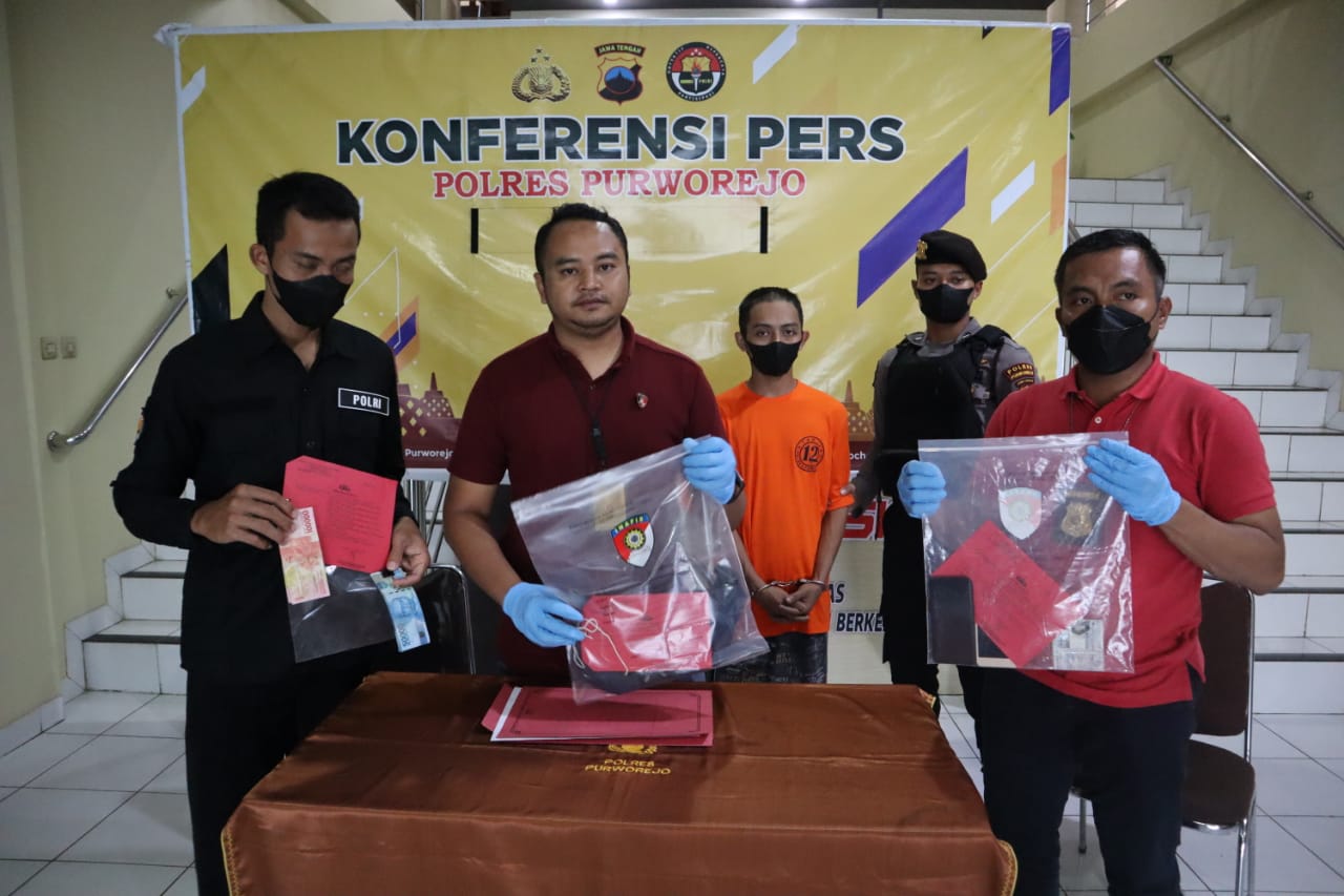 Polres Purworejo menangkap seorang warga Kecamatan Kaligesing Kabupaten Purworejo Jawa Tengah karena diduga membelanjakan uang palsu untuk kebutuhan sehari-hari