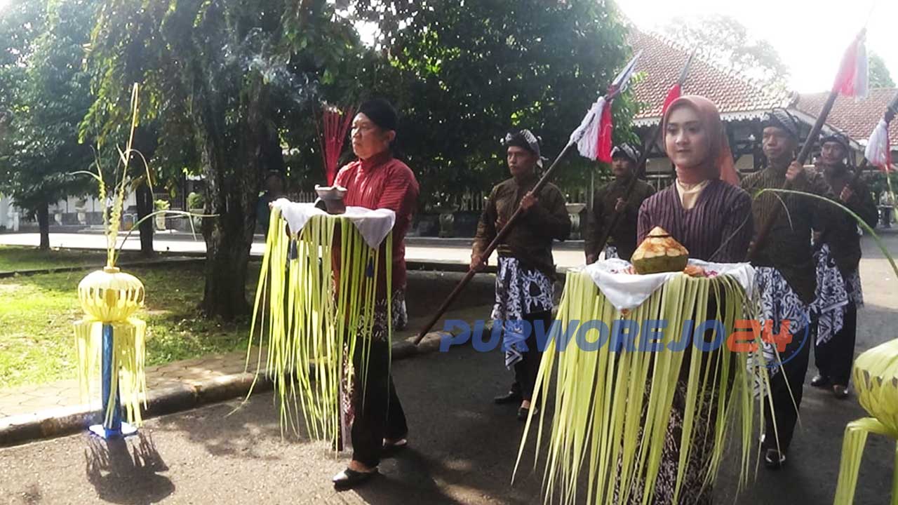 Prosesi jamasan keris dilakukan dengan diawali kirab pengambilan pusaka milik Bupati Purworejo, di pendopo Kabupaten Purworejo.