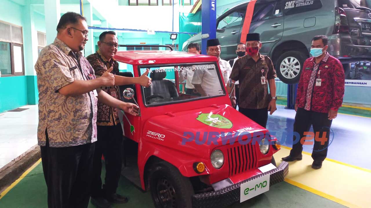 SMK Institut Indonesia Kutoarjo membuat mobil listrik yang bisa menempuh jarak hingga 60 kilometer.