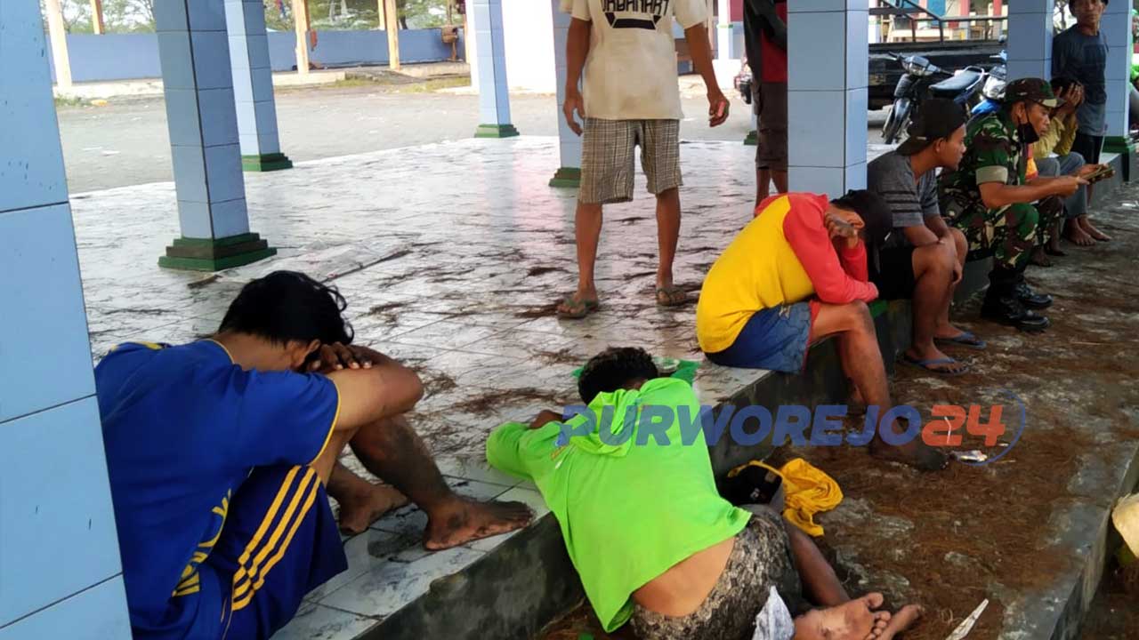 Sejumlah kerabat korban tenggelam di Panatai Kertojayan tengah menunggu proses pencarian korban.