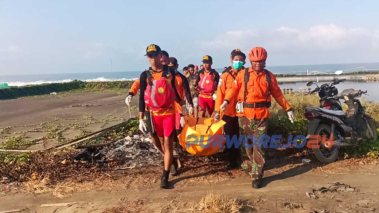 Tim SAR Gabungan mengevakuasi korban yang tenggelam di Pantai Kertojayan Kecamatan Grabag Kabupaten Purworejo, Jawa Tengah.