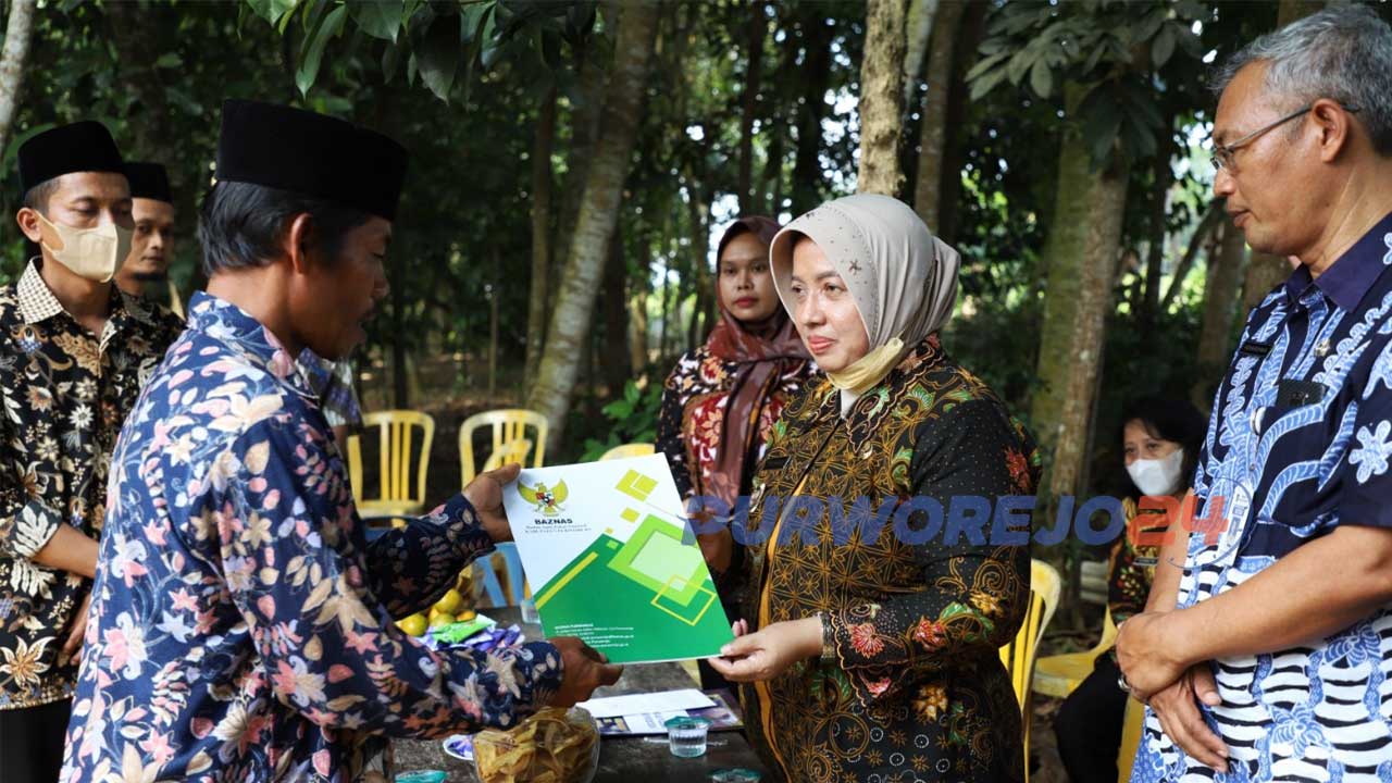Wabup Purworjeo Yuli Hastuti menyerahkan bantuan dari Baznas Purworejo, PMI Purworejo dan Sedekah Harian pegawai Sekretariat Daerah kepada keluarga Soleh Sumedi.