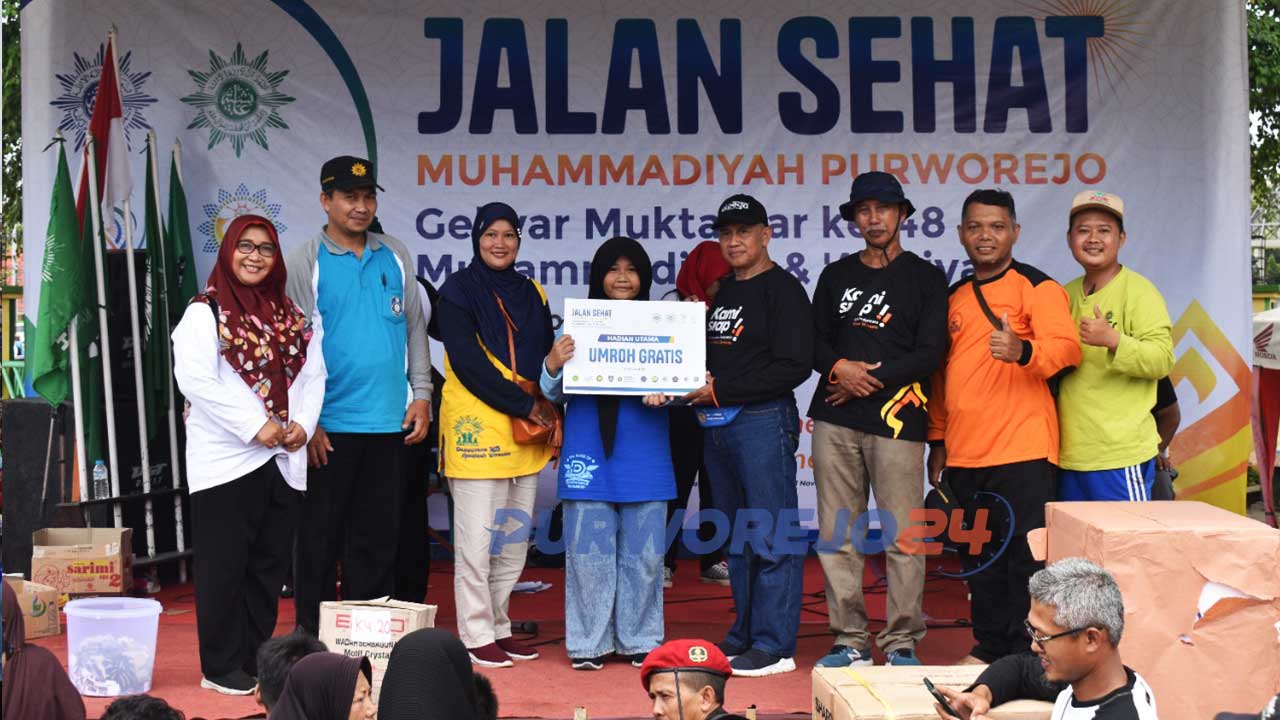 Penyerahan hadiah umroh pada acara kegiatan Jalan Sehat yang diadakan oleh PDM Kabupaten Purworejo di Alun-alun Kutoarjo, Minggu 11 September 2022.