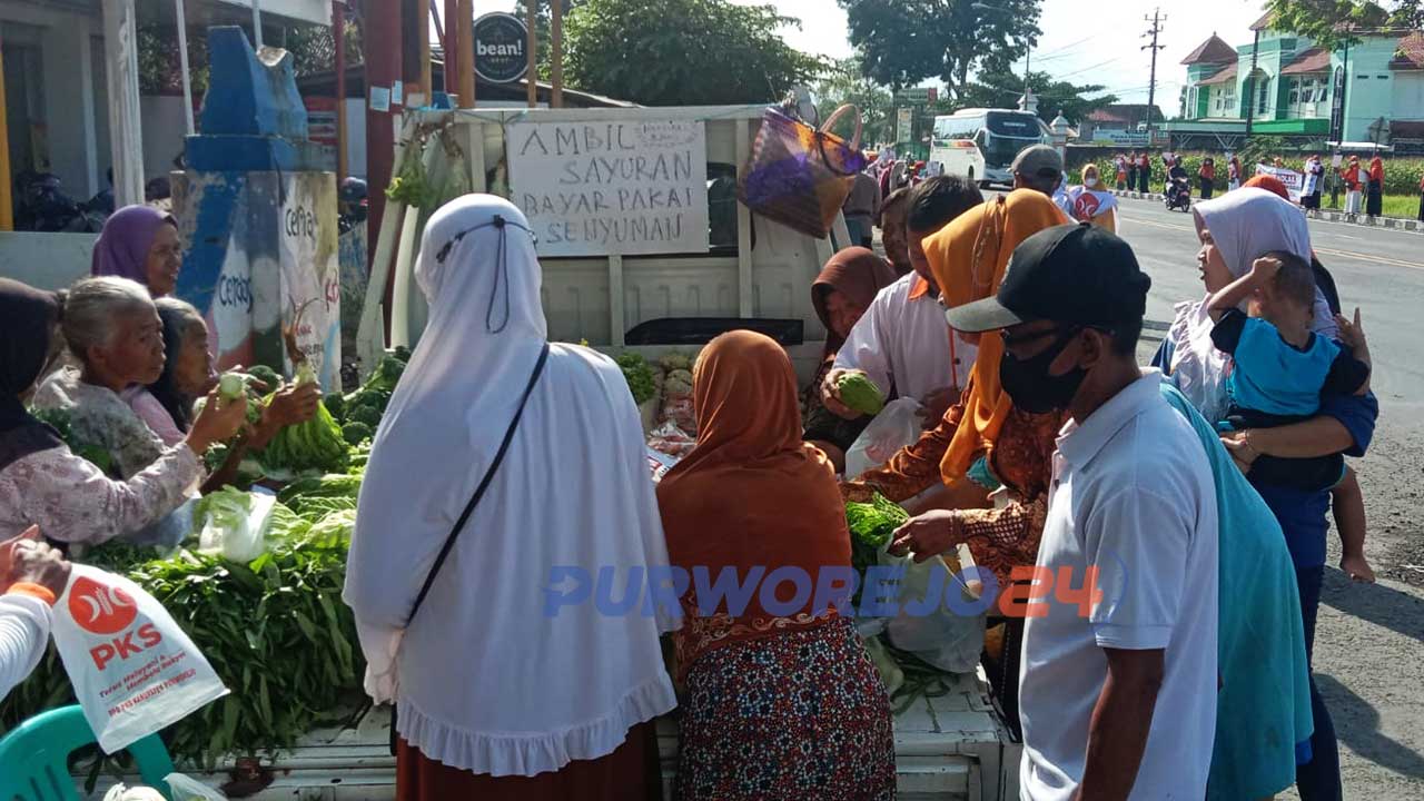 Aksi tolak kenaikan harga BBM, PKS Purworjeo bagikan sayur gratis