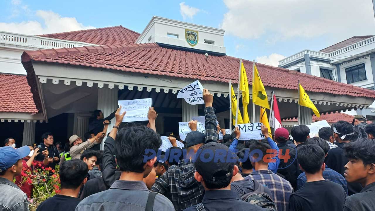 Aksi unjuk rasa dilakukan oleh ratusan mahasiswa PMII Kabupaten Purworejo di depn Kantor Bupati Purworejo
