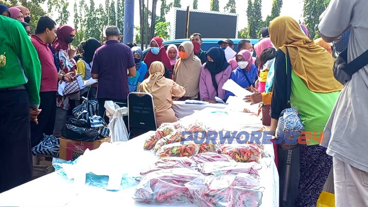 Bagian Perekonomian Sekda Purworejo mengadakan pasar murah untuk menekan inflasi di Purworejo